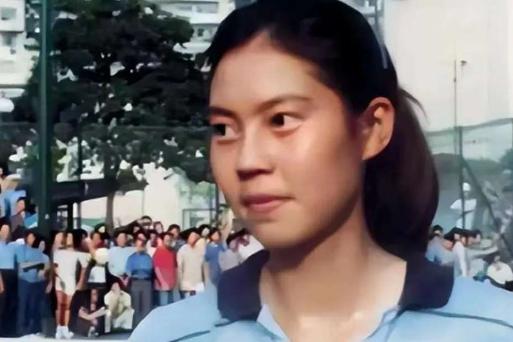 1982年，她在比赛期间背叛了祖国，以“政治避难”为由投向了美国的怀抱，令中国队