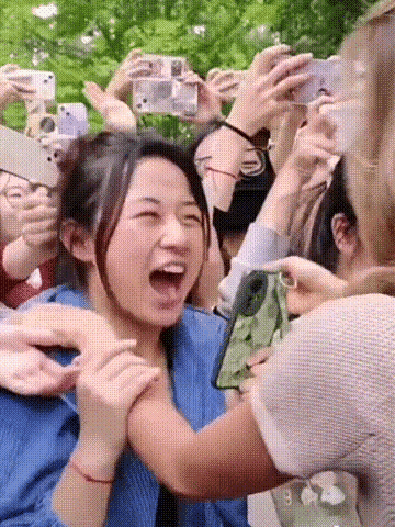 拥抱了第一夫人，
这是全网最幸福的女生吧，
激动地不能自已。[呲牙]
换任何人能