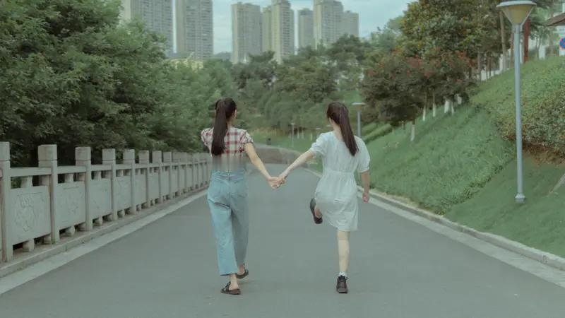 过来人跟你说
上班别太老实
也别让人随意使唤
记住，要做自己
得有独立思想
大家