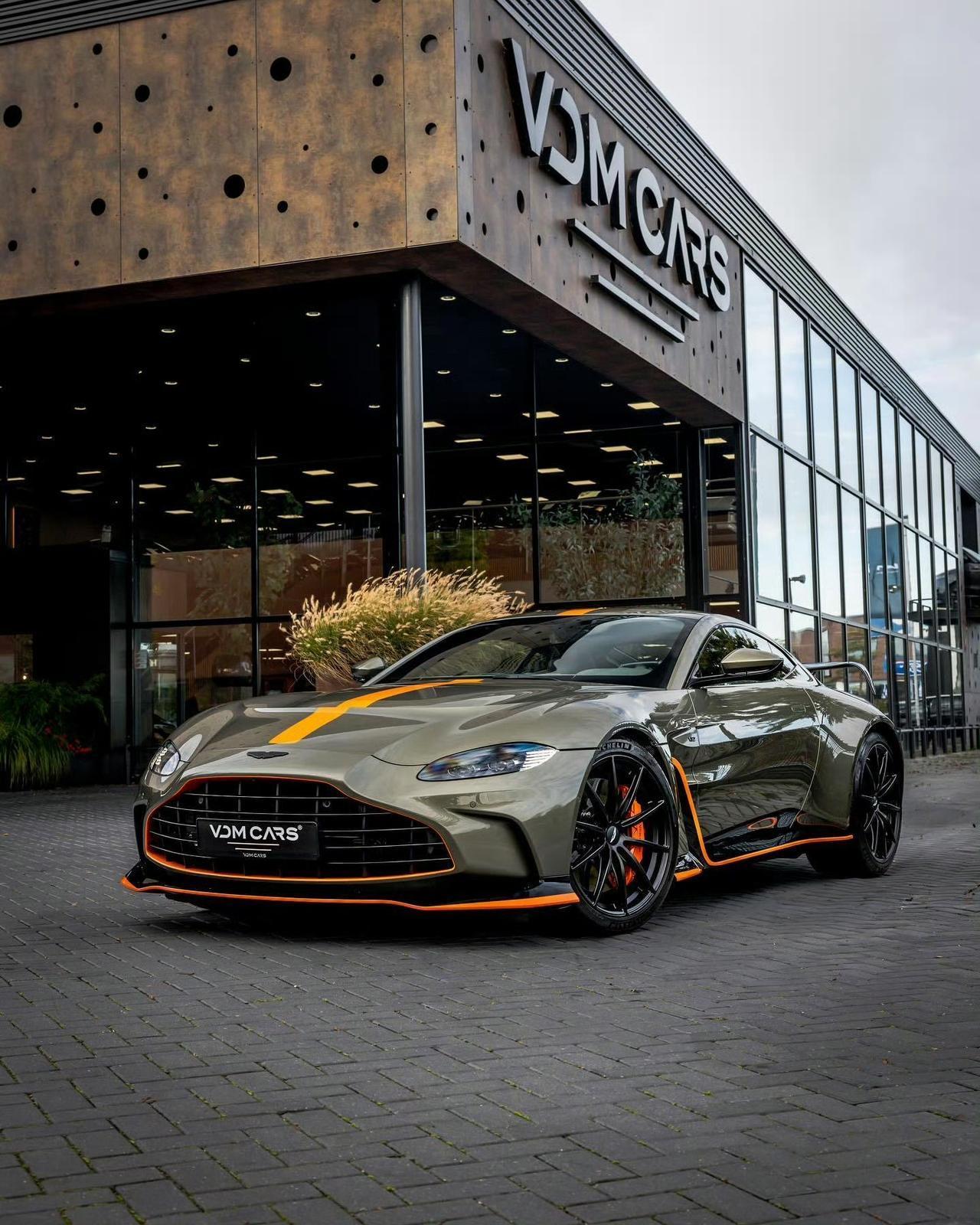 阿斯顿·马丁V12 Vantage，仅生产333辆，是对纯粹性能与永恒优雅的极致