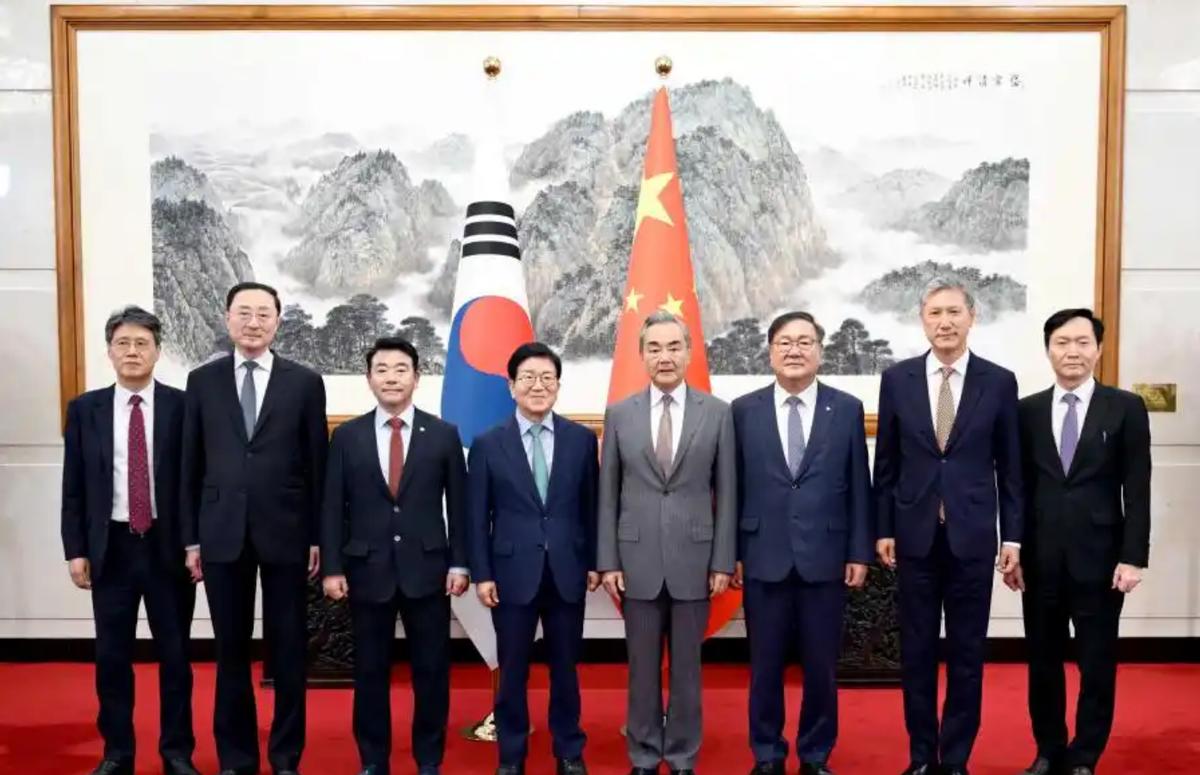 [太阳]韩国答应中国了，8月24日，中国外交部长王毅在北京会见韩国总统特使团，并