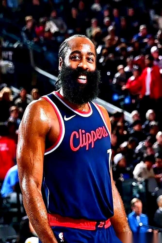 比赛剩10秒，112平。
哈登站上罚球线，只要进一个，比赛就结束了。前排的球迷已