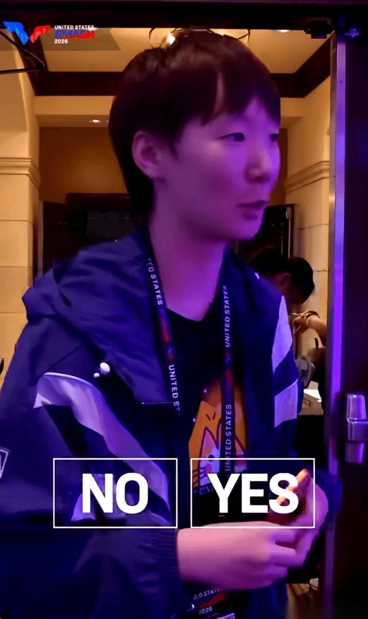 WTT美国大满贯的欢迎晚宴现场，人声鼎沸，闪光灯亮成一片。
镜头对准了刚刚落座的