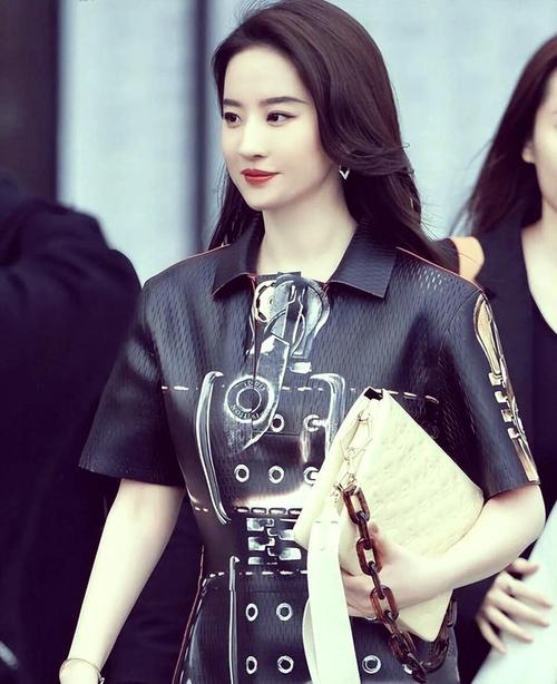 刘亦菲亮相2026巴黎时装周，以LV全球代言人身份出席秋冬大秀。她身穿红色立体花