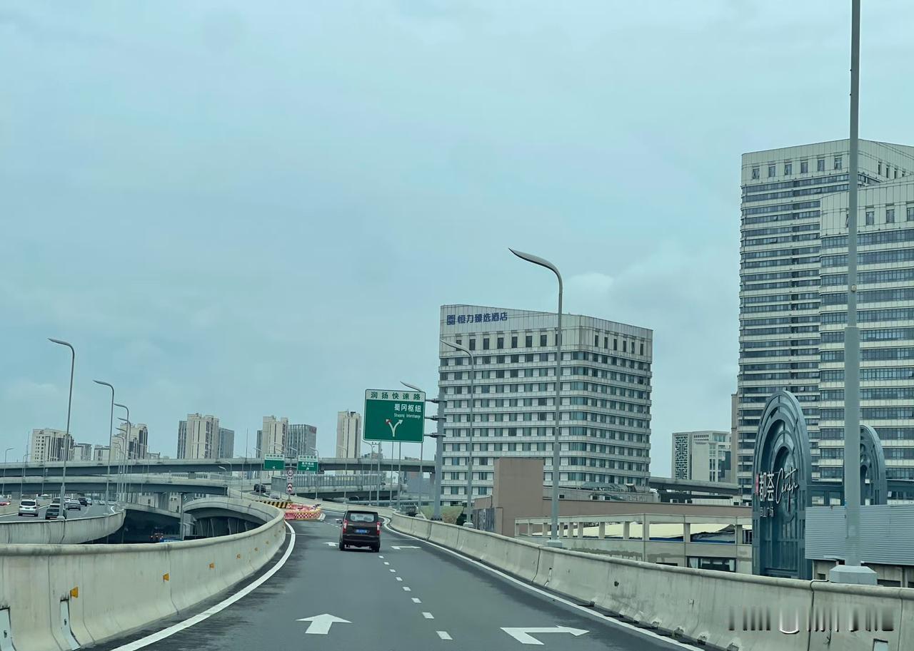 又来扬州了，扬州真不错，城建还是很好的，人口适中 ，马上山姆开业了，也算是苹果城