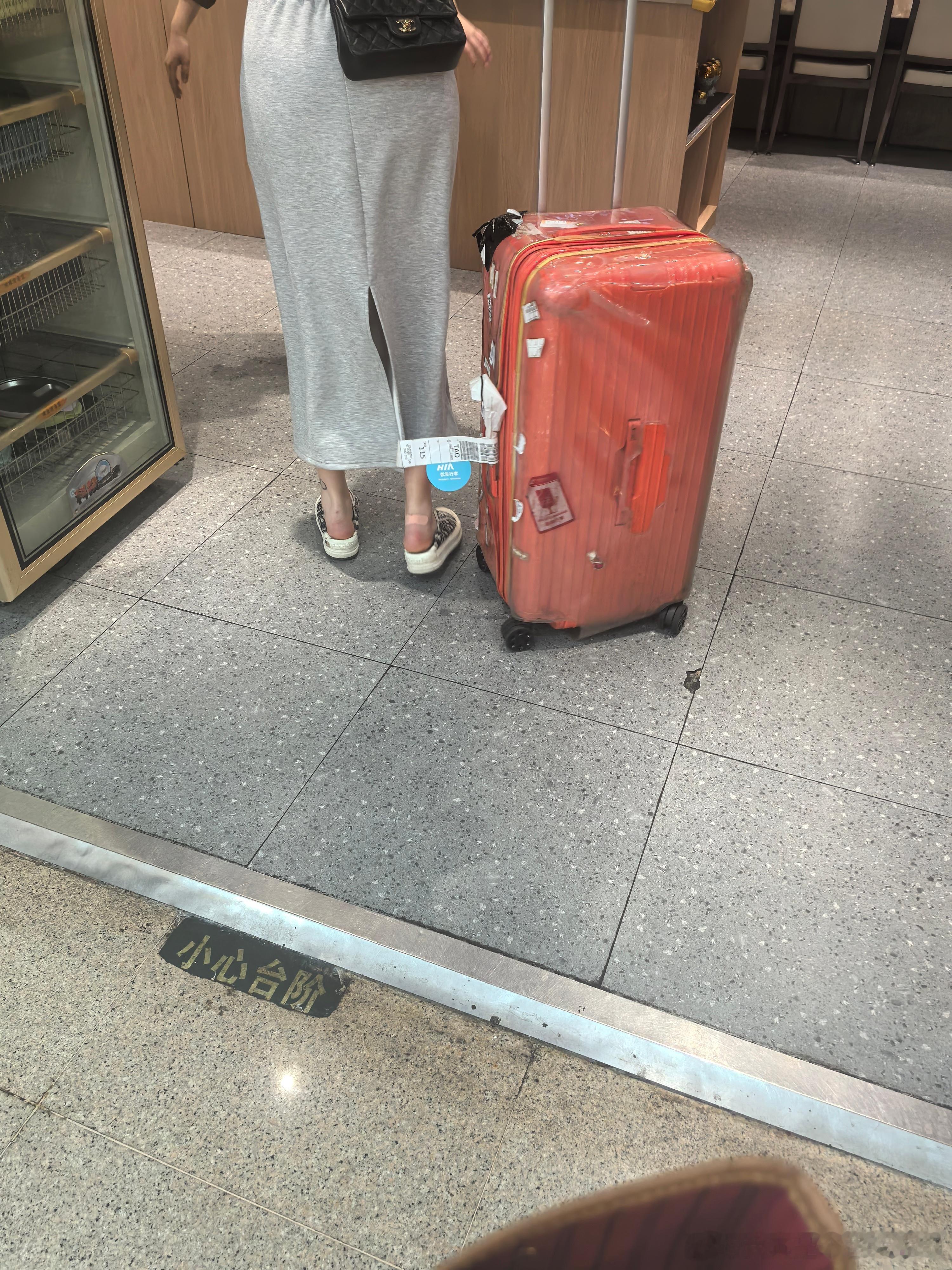 这个人一落地就要带我吃三文鱼自助 拖着箱子就来了哈哈哈哈哈哈哈 