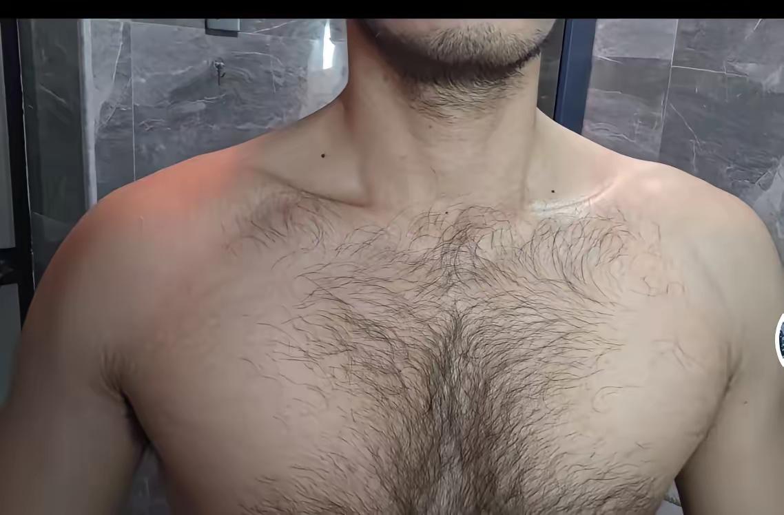 大家都喜欢有胸毛，腹毛的男人，几个男人围在一桌吃饭，其中一个人因为忙前忙后把上衣