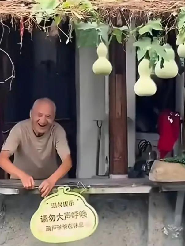 葫芦娃爷爷火了，被问到后续打算，他摆摆手，什么都不要。浙江绍兴书圣故里，探花桥边