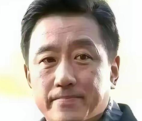 2000年新疆戈壁滩上，一场由演员要挟片酬引燃的争端，导演怒砸巨资焚毁胶片，丁勇