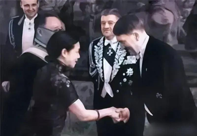 1936年，宋美龄大姐宋霭龄与希特勒见面时的照片。

当时中国和德国的关系还不错