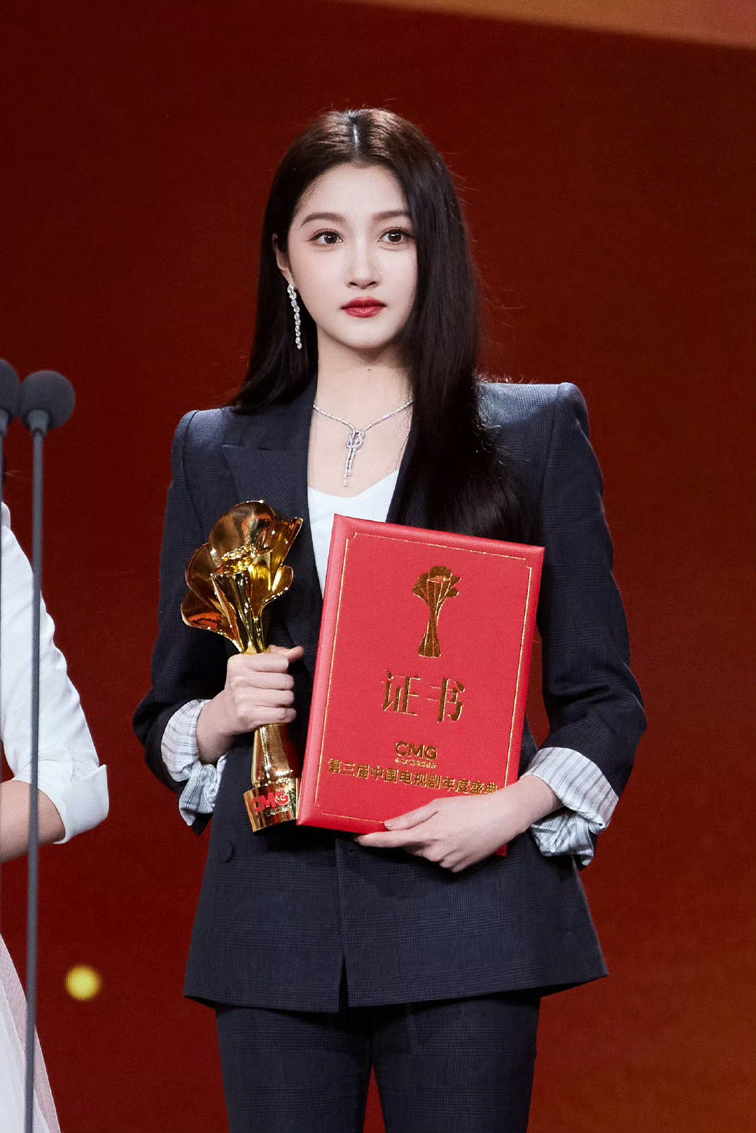 关晓彤 体制内的美 谁懂，关晓彤真的有种体制内的美，干练利落的黑色西装，长发盘起