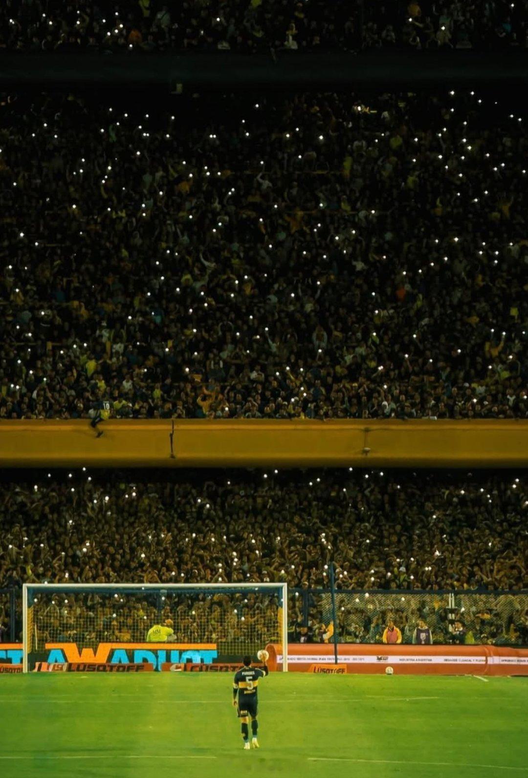 帕雷德斯发了这张照片那么多人的梦想都寄托在一个人身上。糖果盒球场被球迷的海洋装点