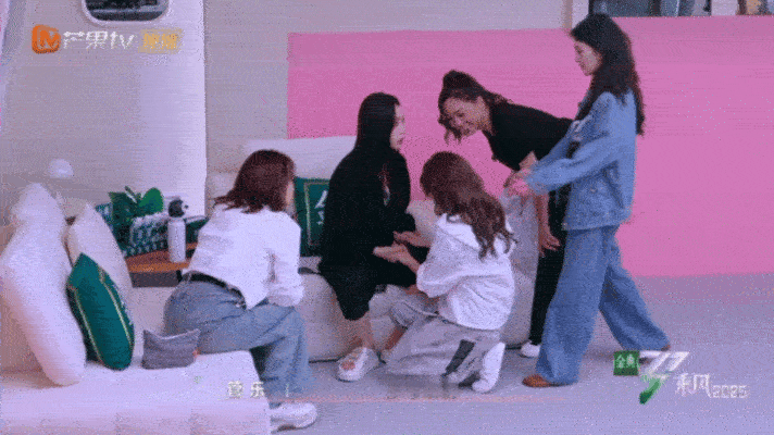 陈昊宇安慰侯佩岑，陈昊宇这波操作，温柔乡里的女汉子！侯主播也太可爱了，两人互动甜