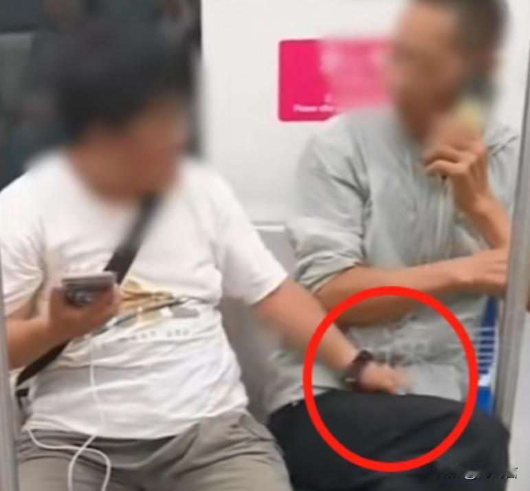 “离谱，大爷被猥亵！”浙江杭州一地铁上，女子多次触摸大爷隐私部位，大爷吓得连忙起