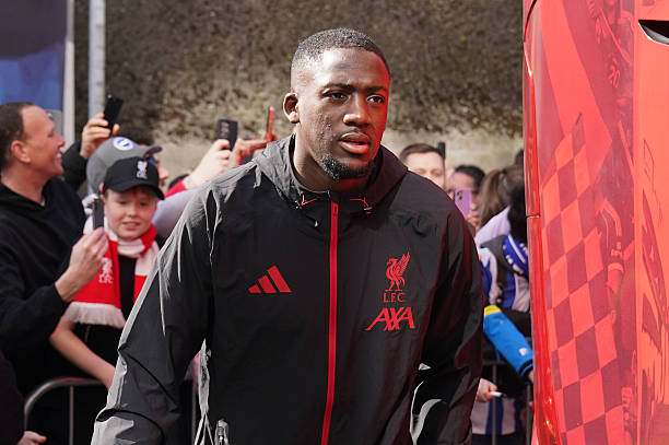 由于交通事故，开球时间推迟一刻钟 