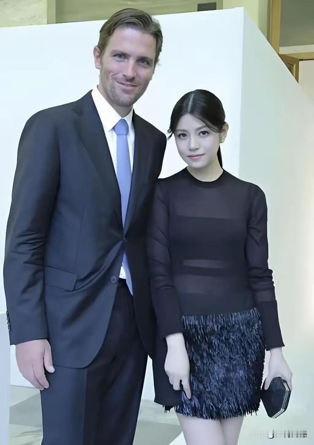 这个女子究竟是什么人呢？第一眼看到的时候，感觉不像是老外，凑近了仔细看一会儿，发