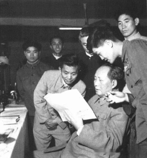 1960年5月4日下午，毛泽东翻阅《公社数学》。