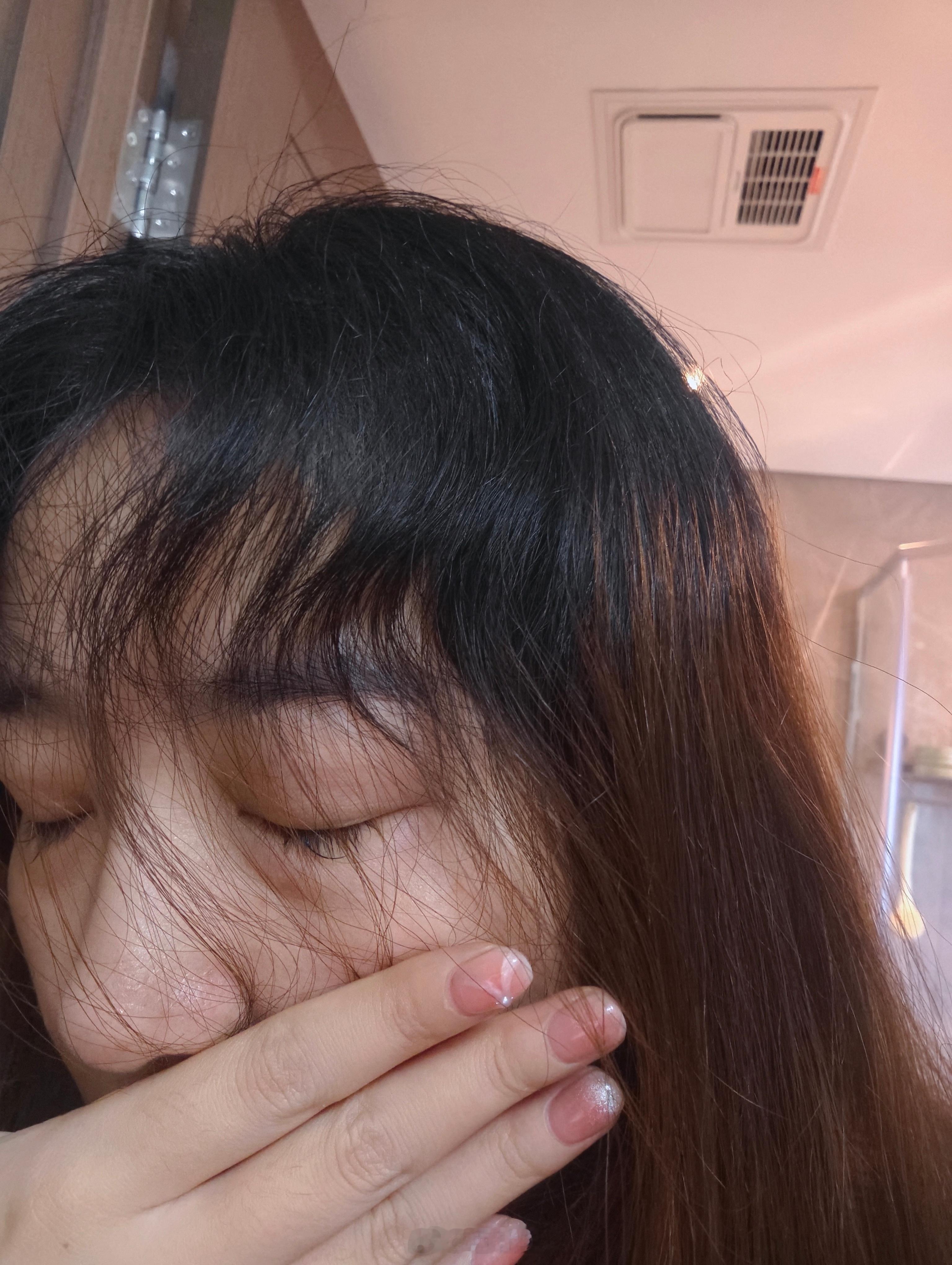 天生自然卷的人真没招了，新长出来的头发又蓬开卷着长，整头都被顶成爆炸头。已经不想