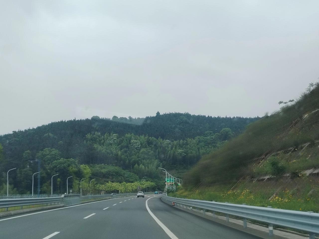 五一节，没去人山人海的风景区和网红城市，因缘聚会，来到了遥远秀美的农家山村，在这