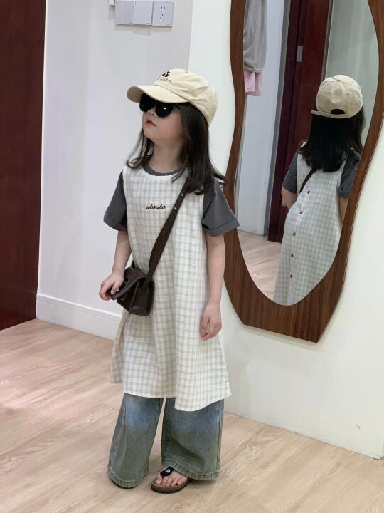 这个小女孩的衣品太绝了！