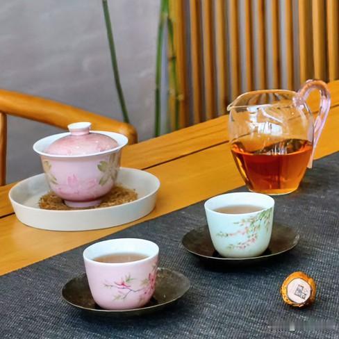 《茶味三境·醉中天体》
沸水漫青瓯，茶静意如秋。初苦终甘味自悠，静处见真由。不似