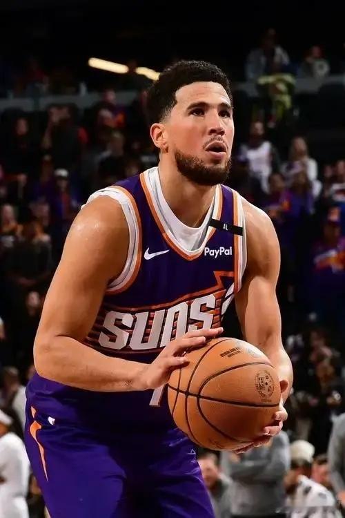 太阳被横扫出局，最该反思的不是教练，而是被捧上天的布克！很多人还没看清，他根本不