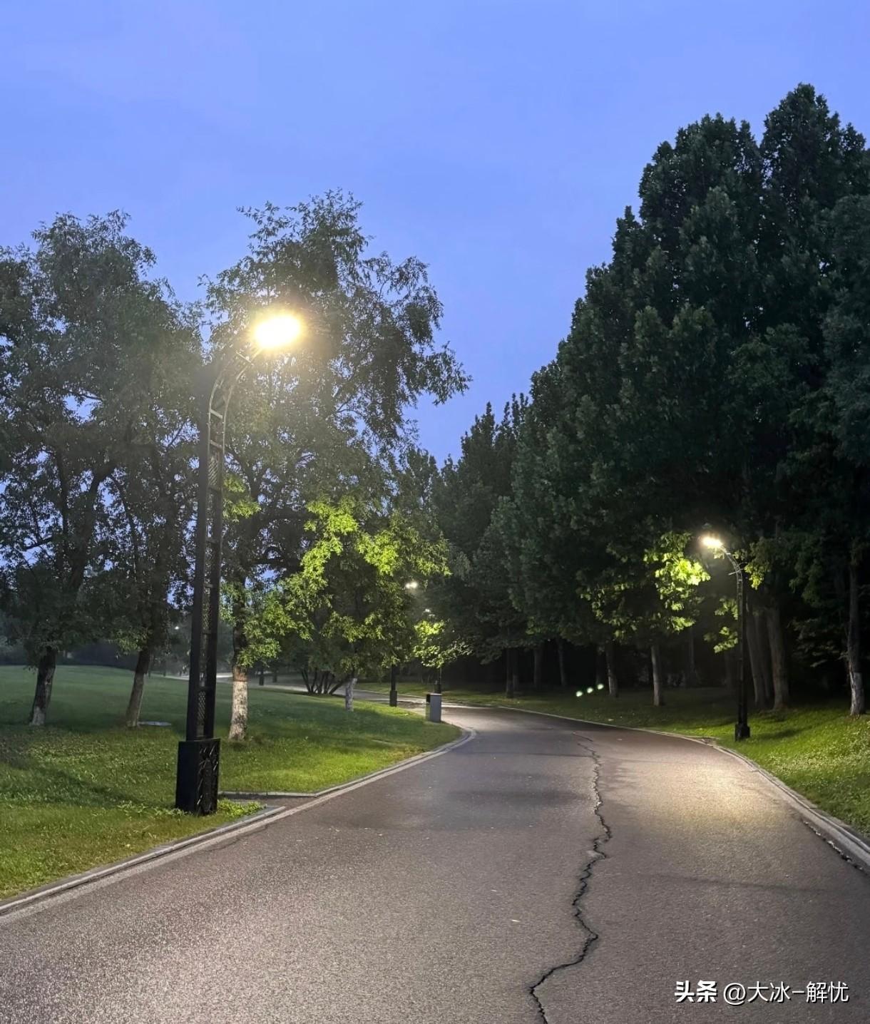 我闺蜜买了两条一模一样的裤子，分别给她妈妈和婆婆。拿给婆婆时，婆婆说，我裤子多得