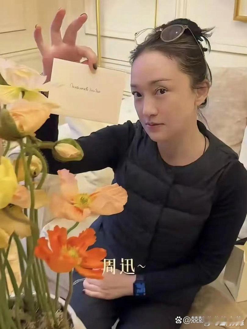 51岁的周迅尽显真实状态，素颜随性流露白发与双下巴，坦然直面岁月痕迹，自然质朴格
