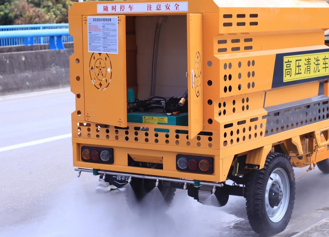 近日，花都区新投入的纯电动洗扫车上线啦！新设备低噪音、零排放，让道路保洁更加高效