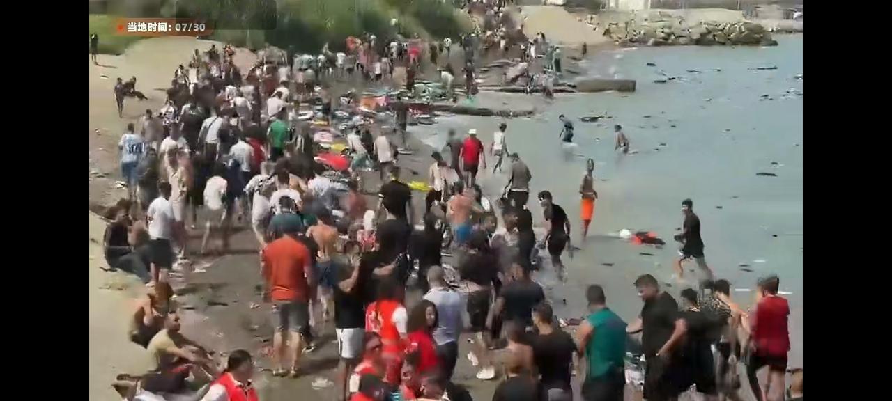 有人开玩笑说，西班牙不缺铁人三项选手啦

近日，大量的摩洛哥黑移民通过游泳渡海的