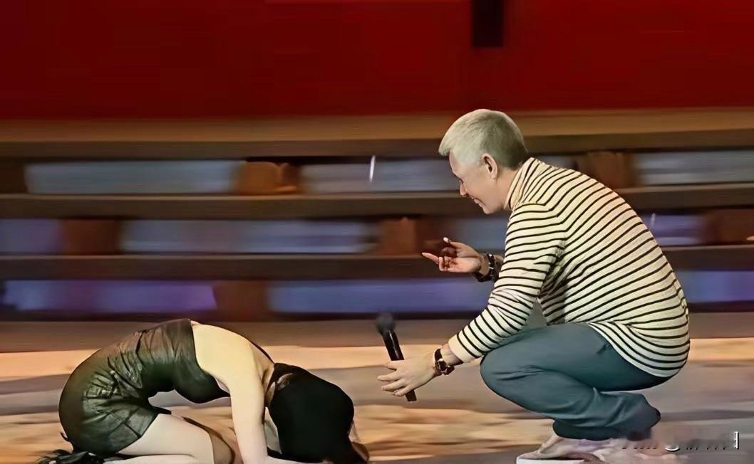 杨子老婆黄圣依当年这一跪，保住了半生的荣华富贵。

黄圣依当年不顾自己身穿短裙，