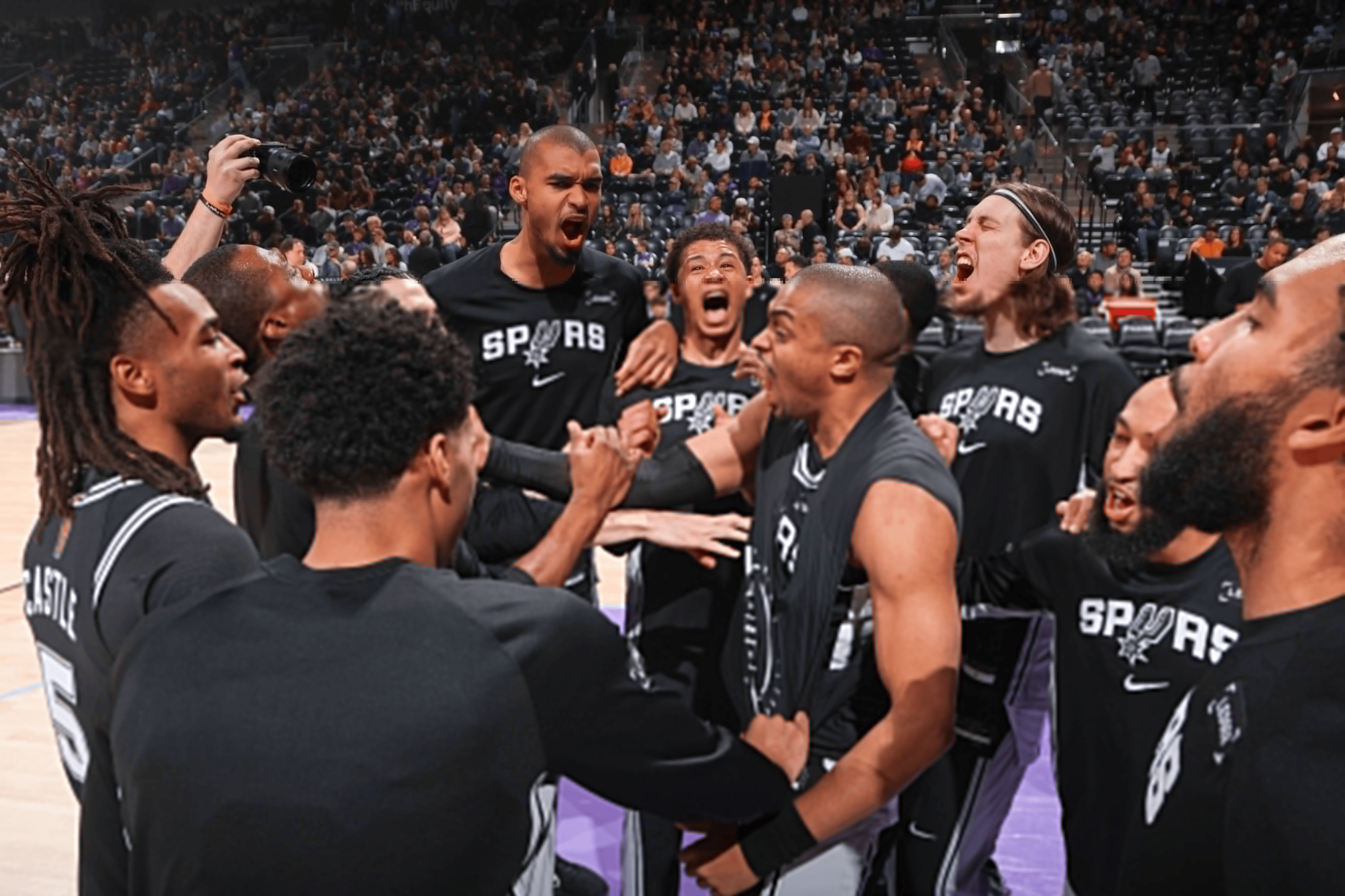 马刺官方分享战胜爵士庆祝照：带着胜利启程回家，各位晚安