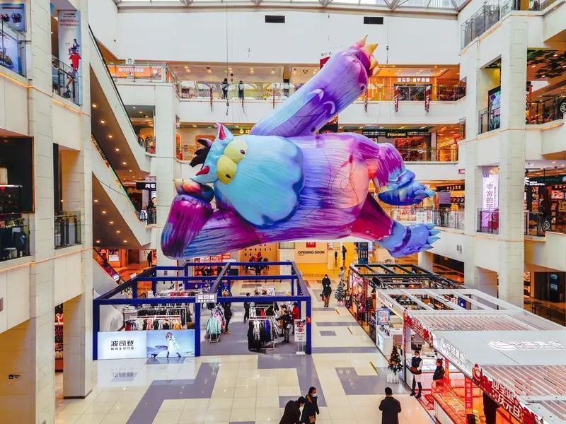 电商卖家推巨型吊牌防退货，这背后也是无奈之举。如今电商退货率居高不下，像女装退货