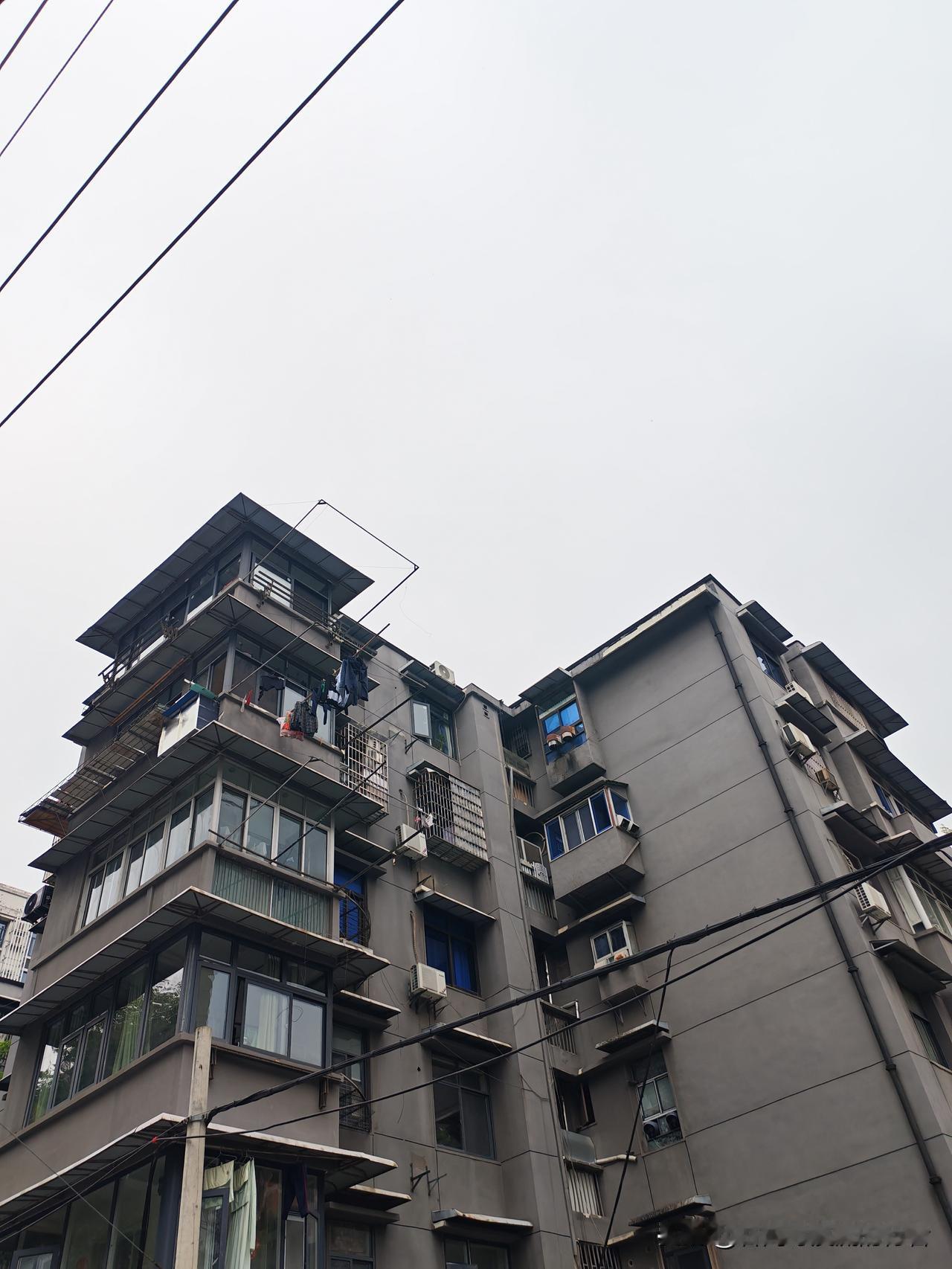 “家里还是得有存款，心里才踏实。”

夜里翻来覆去算这笔账。老表那套七十平的老房