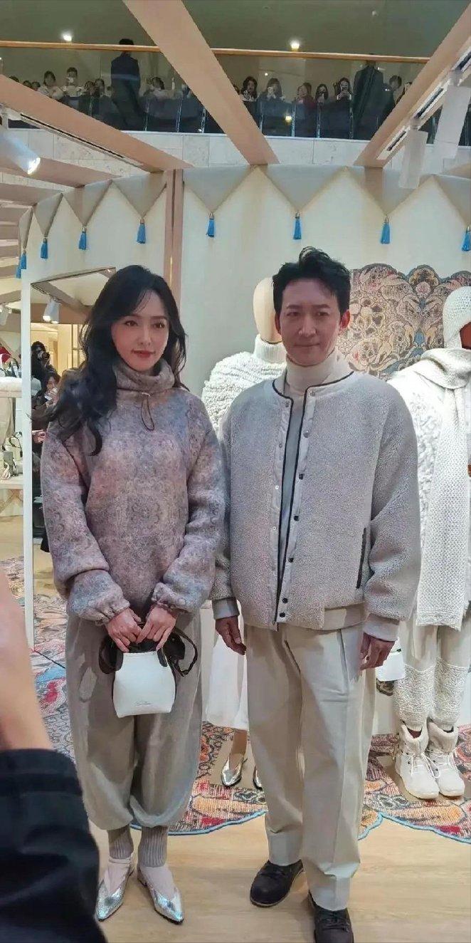 唐嫣这双鞋子确定搭配的是认真的吗？上脚效果怎么这么像三寸金莲。 #一起时尚#