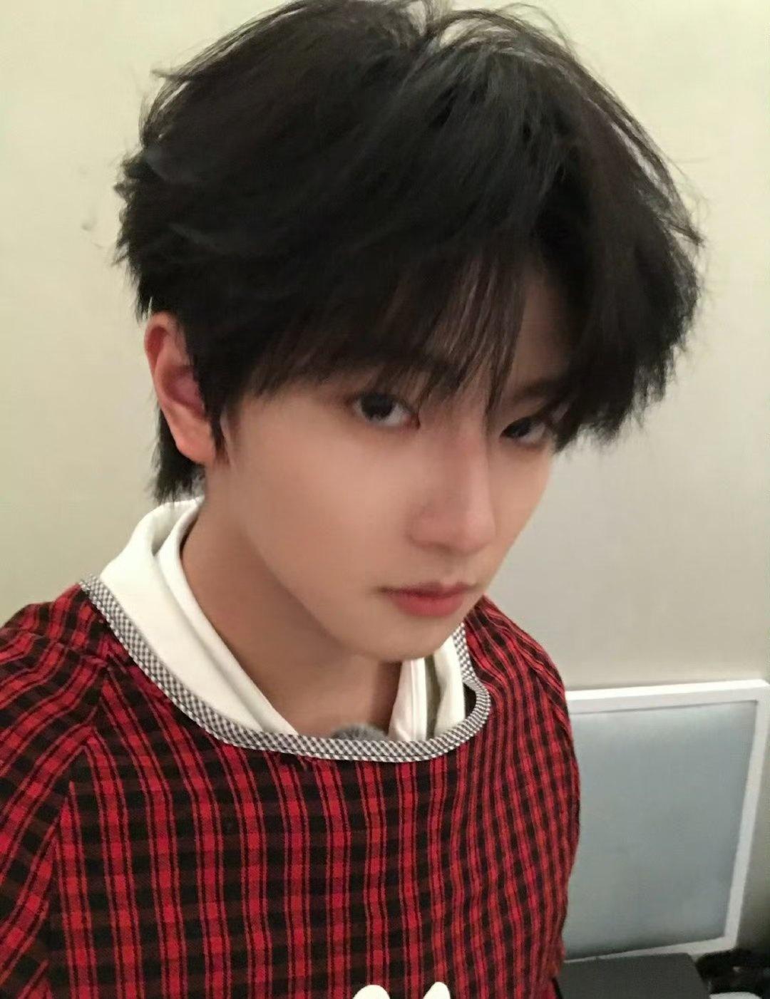 终于知道王传君为什么宠穆祉丞了因为他是一个非常好非常善良的小孩啊，真的会有人在了