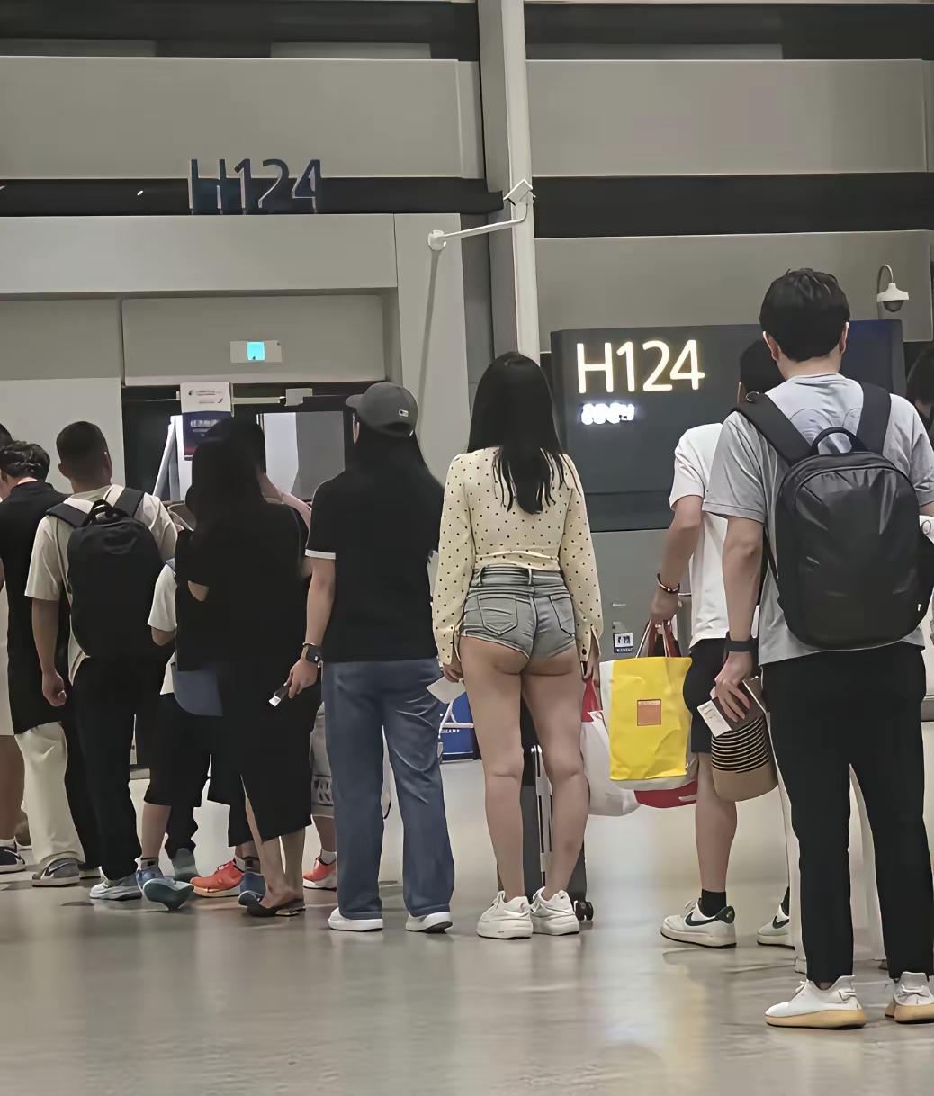 哎哟喂，现实居然有Lisa露屁股同款…。咱也不是想反对你的露屁股自由，我就想问，