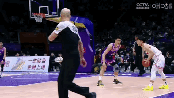 徐杰32分 徐杰，两分球21投11中，三分9投4中，得32分、4篮板、11助攻 