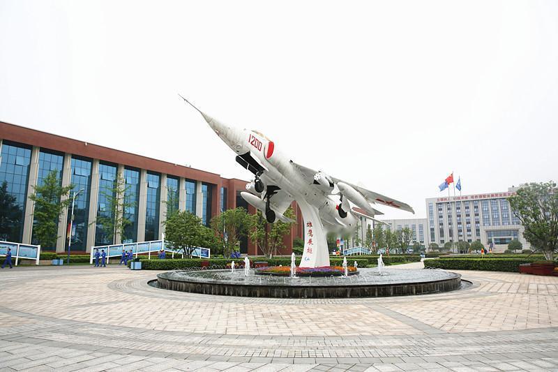 离谱但真实！导弹维修不是传说，冷门专业直接封神！
没想到吧，导弹也得定期维修！大