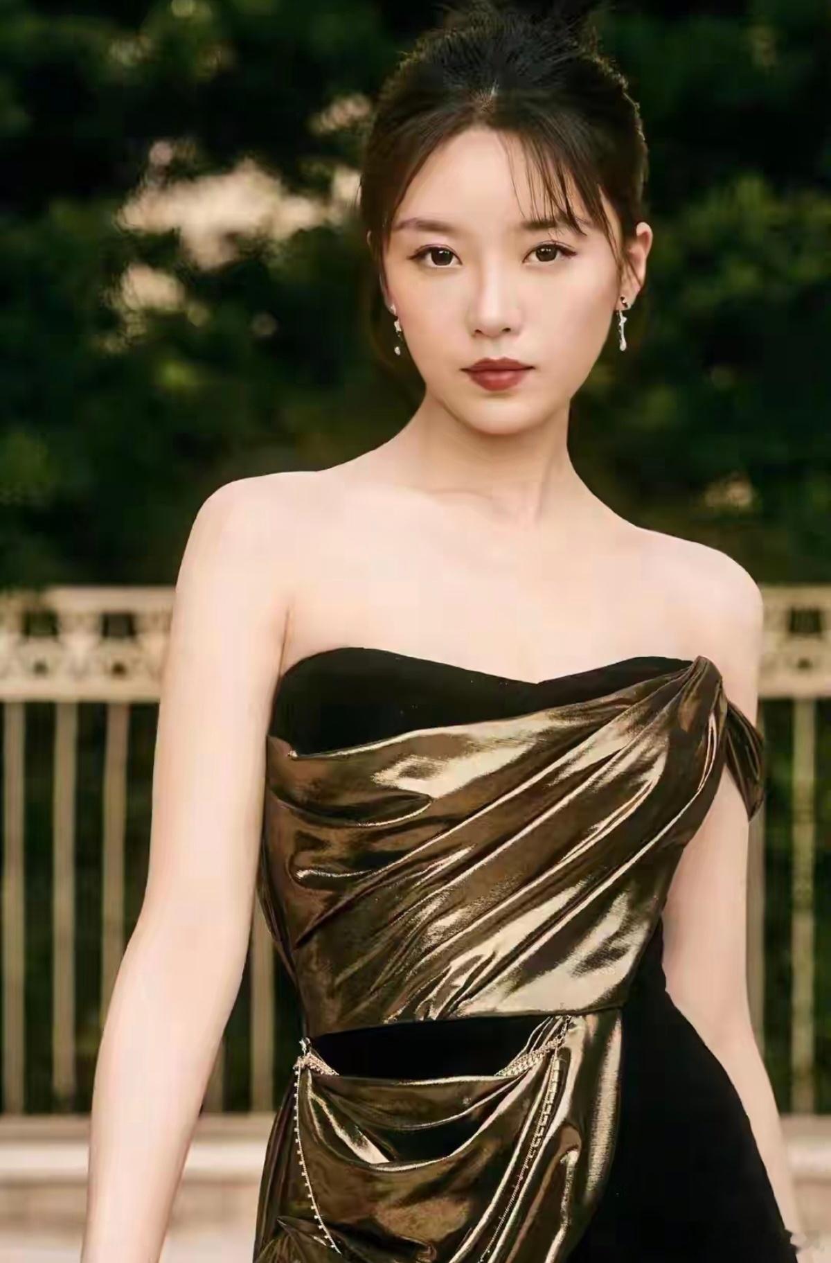 张月：溢彩流金，是艳惹春桃！ ​​​