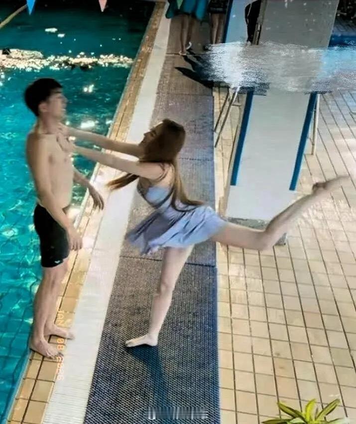 刘亦菲这腿，是刻在骨子里的高级美感
 
刘亦菲在《玫瑰的故事》里这一记后踢腿，真