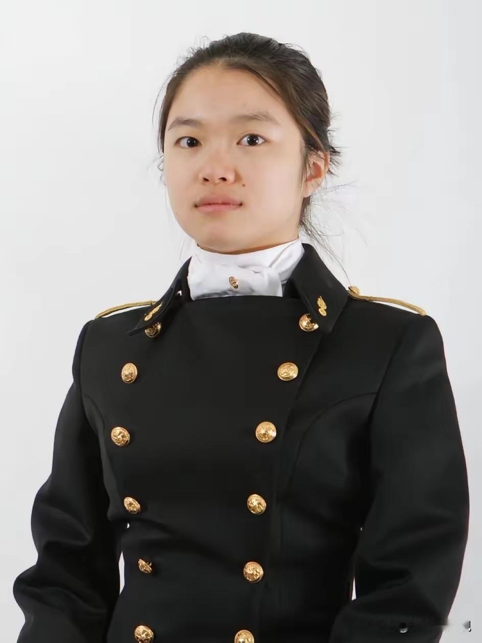 王虹在法国巴黎的法国综合理工的校服，别说还有点点像我们的军大衣啊。

法国综合理