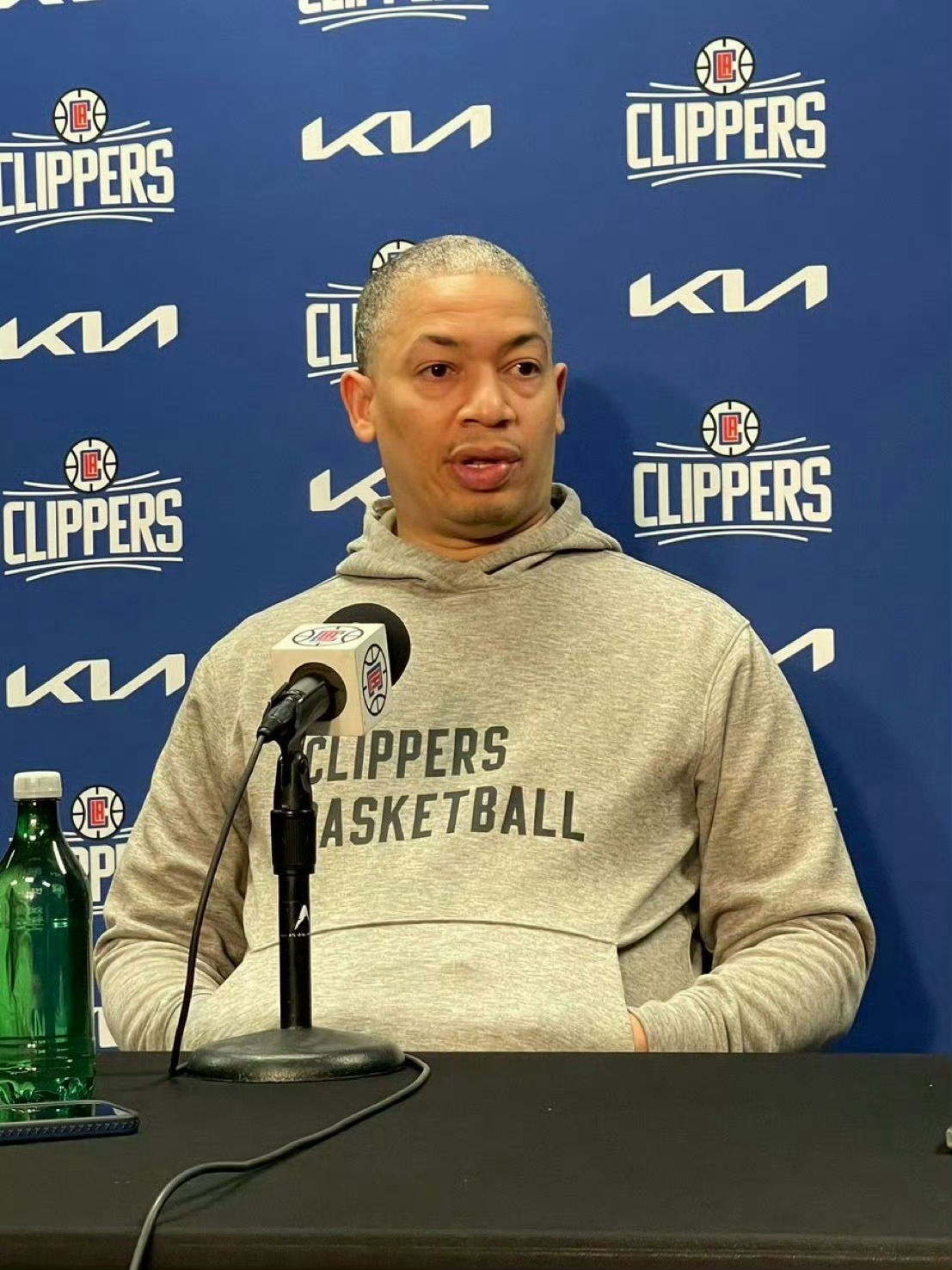 被问及关于NBA交易截止日的看法，泰伦·卢表示：“以我们现在的情况来看，我觉得不