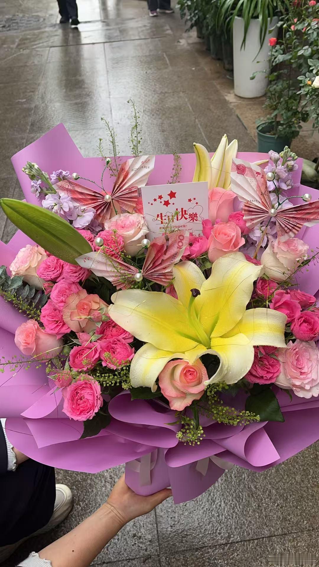 已到合肥,姐姐今天生日,去姐姐家吃饭,贤内助把花已经提前安排了！ 