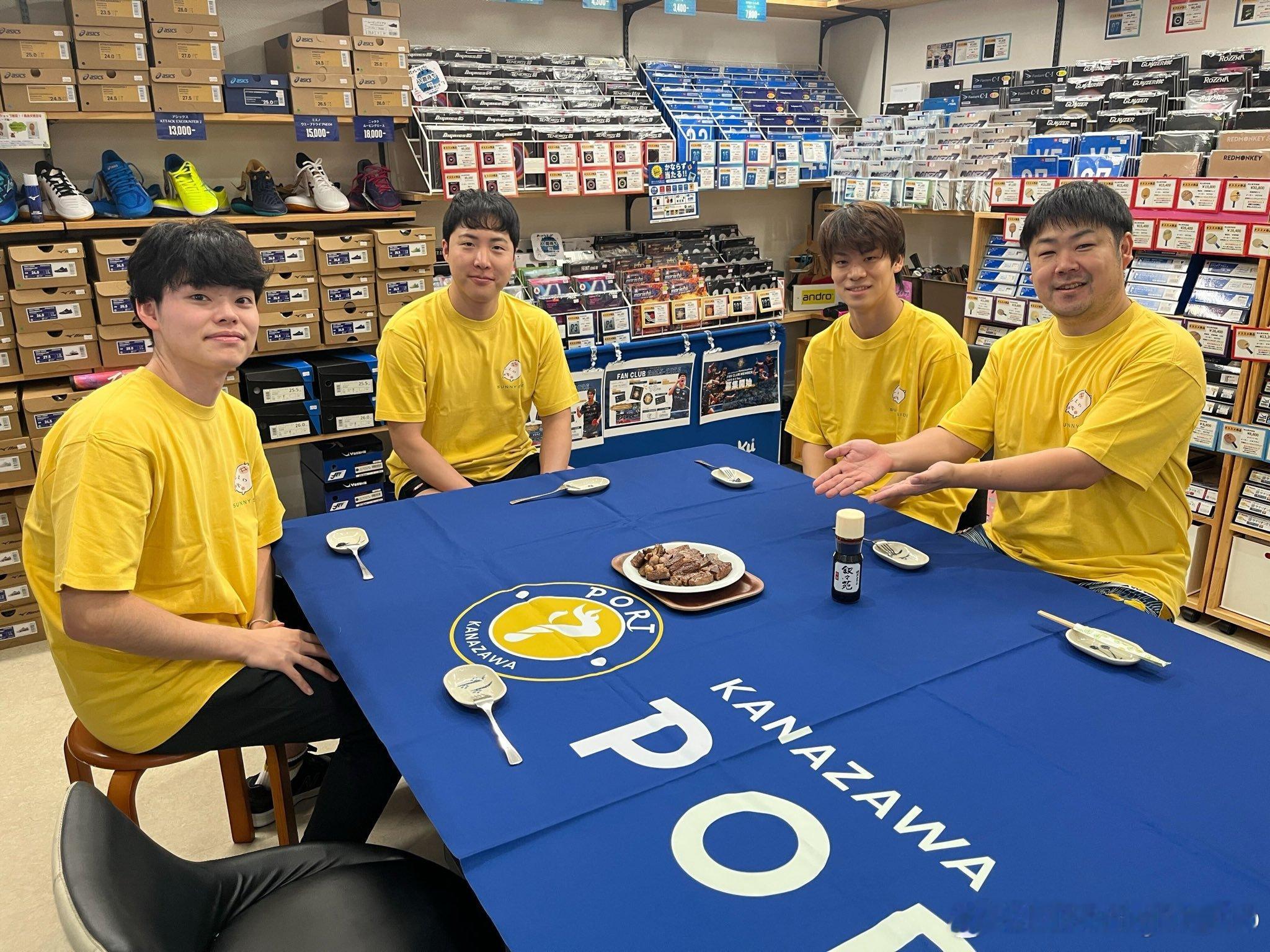 金沢俱乐部品尝能登牛肉这个t恤有点可爱🐷韩林没去亚锦赛但是过得还不错😂 ​​