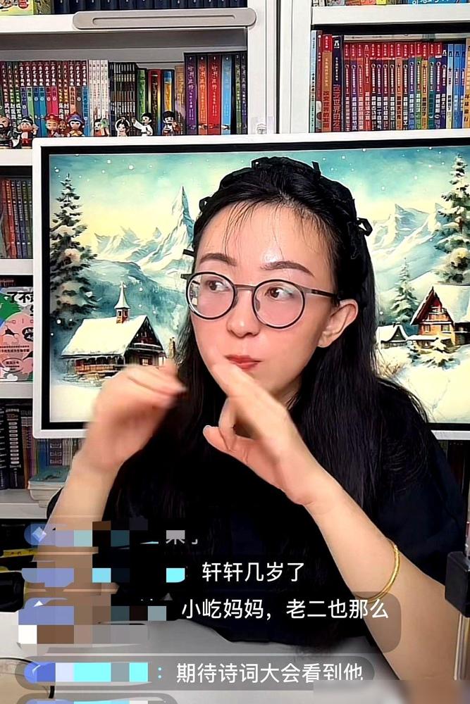 80岁的妈妈养老金比我高，去超市买东西，总不让我付钱，我很惭愧。

我家差不多也