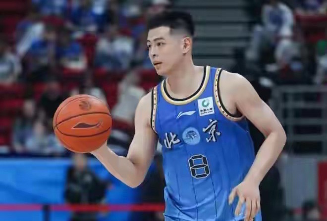 方硕租借加盟NBL长沙勇胜北京首钢男篮后卫方硕将在新赛季征战NBL赛场，他加盟的