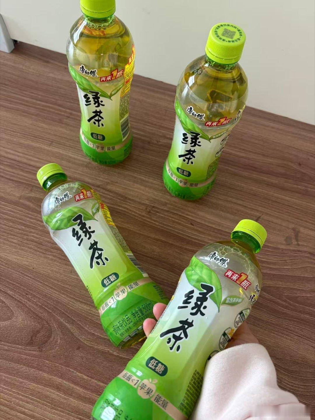 和朋友打赌谁能中再来一瓶，她连开三瓶都没中，我随手一开就中了！当场收获她羡慕的眼