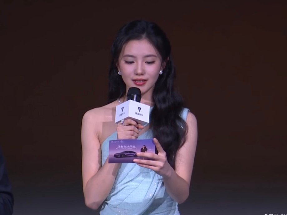 刚拿驾照的朋友看过来！ 自曝曾紧张到紧握方向盘，直到遇到这台车——变道辅助提醒周