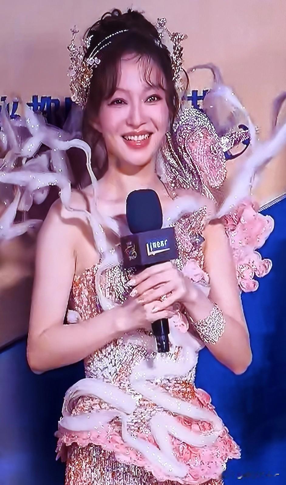 看个跨年晚会，

更加佩服张韶涵这个人了，

倒不是说她歌唱得好，而是都44的人